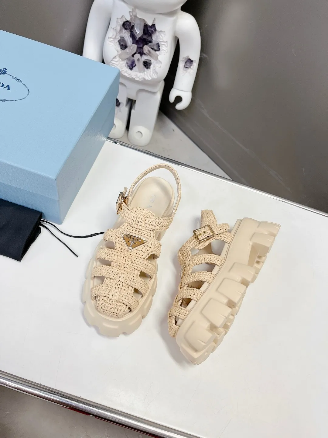 👟👟Ex-factory price 640👟👟 Straw 2023 exclusive version super hot🎊🎊🎊hot prada Prada cage shoes sawtooth Roman braided thick-soled rubber sandals retro fashionable and avant-garde gear teeth 55mm Thick-soled soles, the upper perfectly restores the original craftsmanship, and is made of purely hand-woven uppers. The cost is extremely high, making the whole pair of shoes light and comfortable, full of holiday feel, and bright colors 💐💐💐💐 to satisfy a variety of choices for fashionable people with different styles! The iconic metal triangle logo is paired with the shape of ancient beach sandals. Every design element is fashionable! Code number 35-40